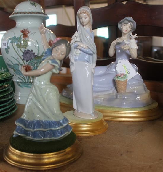 3 Lladro figures